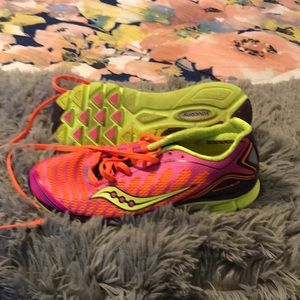 Like new saucing sneakers size 8.5